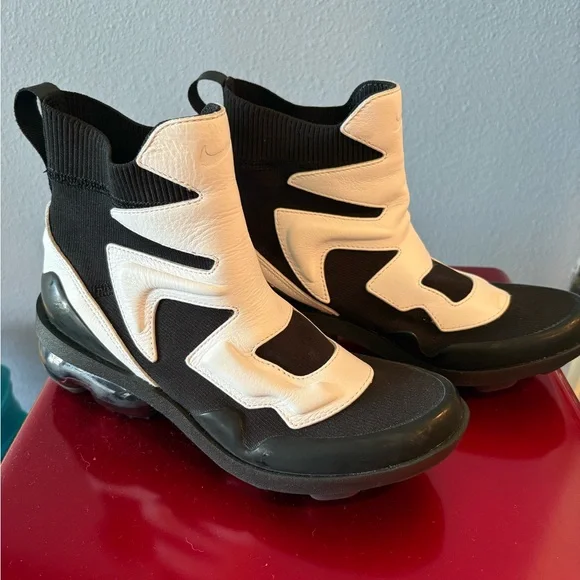 Nike Women's Black and White Vapormax Sneakers - Picture 1 of 11